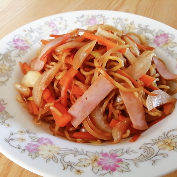 玉ねぎと人参とハムの焼きそば